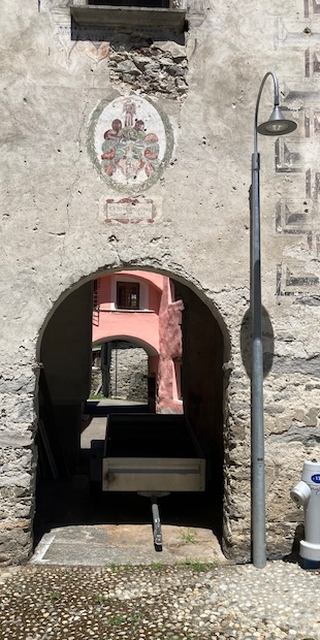 Tannen statt Weinreben, Zusammenprall verschiedener Zeiten