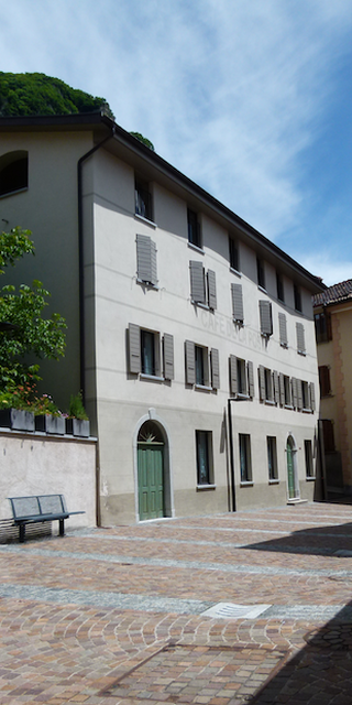 6822 Arogno 2, Warten auf die Postkutsche: Piazza Granda, Foto: Bernhard Graf
