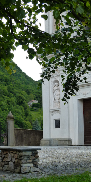 6822 Arogno 2, Wo man sich einen schönen Sonntag wünscht: Sagrato vor der Kirche, Foto: Bernhard Graf
