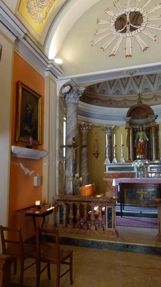 Monte Ceneri  - Angebot für Gruppen, Die kleine Kirche von Soresina am Anfang unseres Weges überrascht durch ein ungewöhnliches Raumkonzept mit einem kreisrunden Chorraum., Foto: Bernhard Graf