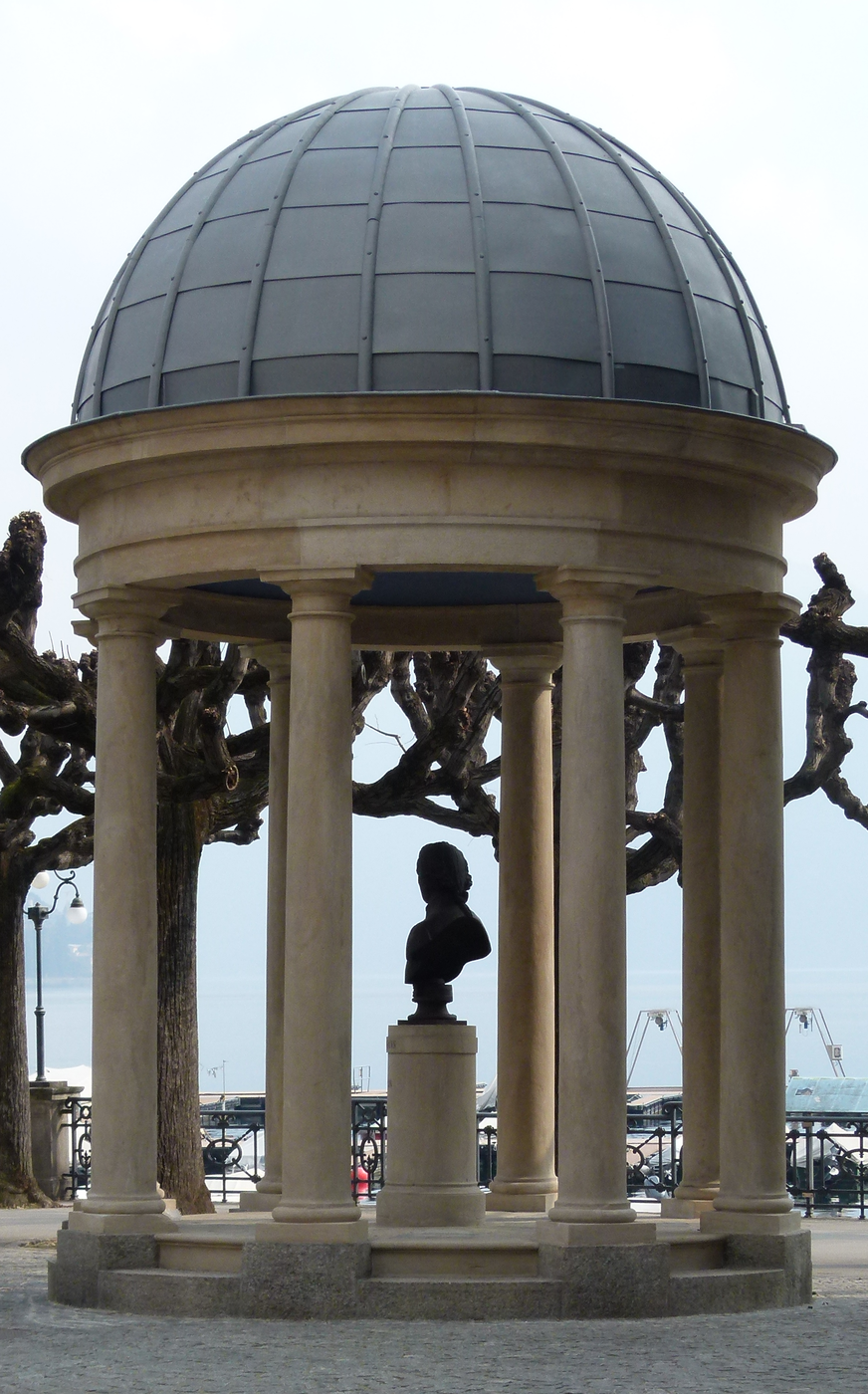 6900 Lugano 6, Der Tempietto mit der Büste von George Washington erinnert  - wenige Schritte südlich des Kulturzentrums LAC - als letzter Überrest an den Garten und die Villa Tanzina von Abbondio Chialiva., Foto: Bernhard Graf