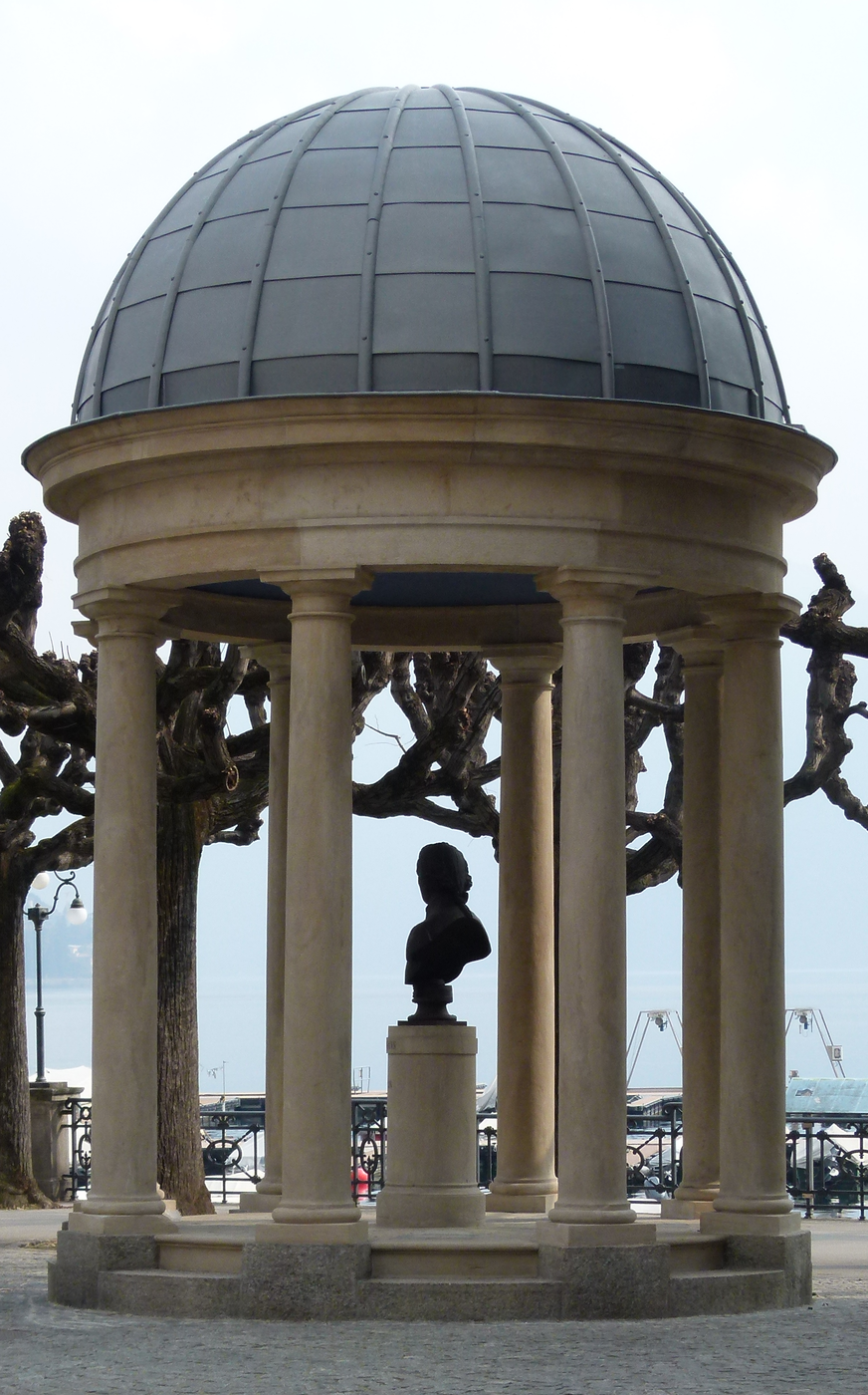 Lugano 6, Der Tempietto mit der Büste von George Washington erinnert  - wenige Schritte südlich des Kulturzentrums LAC - als letzter Überrest an den Garten und die Villa Tanzina von Abbondio Chialiva., Foto: Bernhard Graf