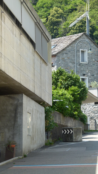 Monte Carasso, Bauten der jüngsten Vergangenheit übernehmen prägende Elemente des Dorfbildes und erzählen die Geschicjhte des Dorfes auf ihre Weise weiter., Foto: Bernhard Graf