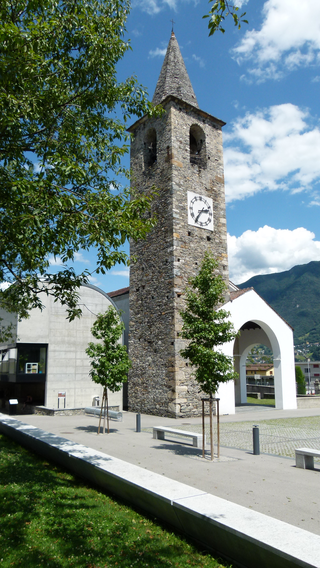 6513 Monte Carasso, Vor der Pfarrkirche der Hl. Bernardino e Girolamo, Foto: Bernhard Graf