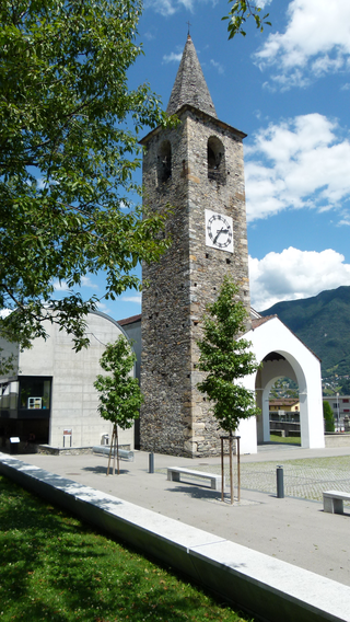 Monte Carasso, Vor der Pfarrkirche der Hl. Bernardino e Girolamo, Foto: Bernhard Graf