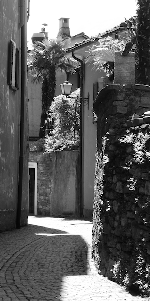 6612 Ascona, In den Gassen