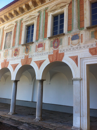 Carona 1, An der Loggia Comunale erzählen Kantonswappen eidgenössische Geschichte., Foto: Bernhard Graf