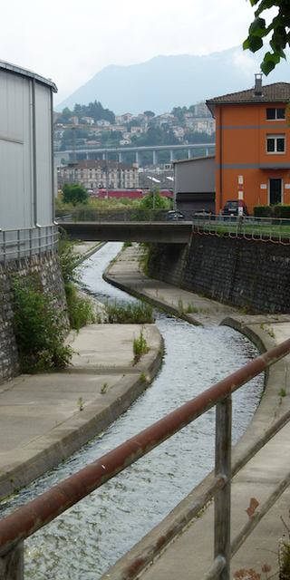 6830 Chiasso, Hinter den sieben Gleisen der Blick nach Ponte Chiasso, Foto: Bernhard Graf