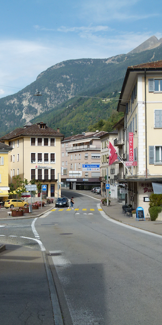 Höhenluft und Strassenkampf: Vermischtes in Faido, Ortsmitte (Piazza Stefano Franscini), Foto: Bernhard Graf