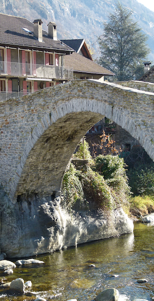 6745 Giornico, Unter der Brücke fliesst der tisin., Foto: Bernhard Graf