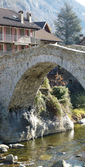 Giornico, Unter der Brücke fliesst der tisin., Foto: Bernhard Graf