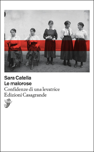 Buch-Hinweise, Le malorose

Sara Catella (Lugano, *1980) diplomierte sich  am Schweizerischen Literaturinstitut in Biel in Literarischem Schreiben; sie lebt in Bern. Zur Protagonistin Caterina in "Le malorose - confidenze di una levatrice" (Edizioni Casagrande, Bellinzona, 2022) inspirierte sie eine Frau auf einer Fotografie von Roberta Donetta (1865-1932). Die Atmosphäre seiner Fotos bildet den Hintergrund zu diesem Buch. Caterina erzählt im November 1912 dem pflegebedürftigen und auf unerklärliche Weise sprachlos gewordenen Pfarrer von den auf das menschliche Leben bezogenen Fragen, die sie bewegen. Diese Fragen stellen sich ihr als Hebamme, welche vielen unglücklichen Frauen - le malorose - beisteht.

Der Text verknüpft sich auf eindrückliche Weise mit den Fotos von Roberto Donetta in dessen Nachlass, welcher der Öffentlichkeit zugänglich gemacht wird durch das Archivio Donetta in Corzoneso-Casserio. 

 

Das auf Italienisch erschienene Buch kann direkt beim Verlag Casagrande bestellt werden.

 

 

 

 