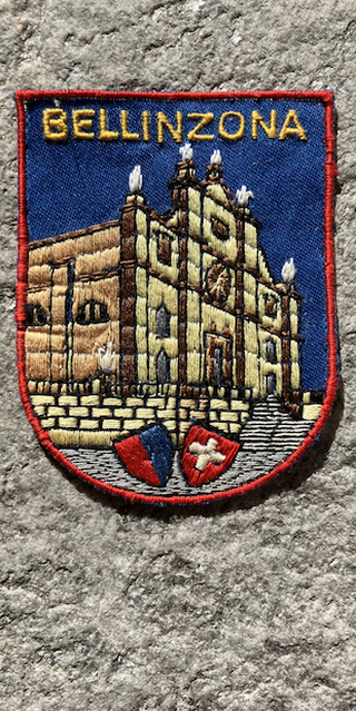 6500 Bellinzona 4, Gestickt für auf die Windjacke ("Serviervorschlag" ?)., Foto: Bernhard Graf