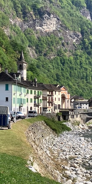 "Eine Viertel-Meile neuer Strasse", Blick auf Bignasco 'zwischen den Fl&uuml;ssen', Foto: Bernhard Graf