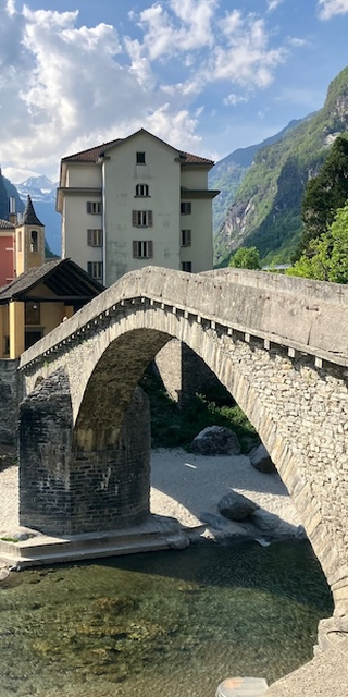 "Eine Viertel-Meile neuer Strasse", Bignasco: die Br&uuml;cke "a schiena d'asino", Foto: Bernhard Graf