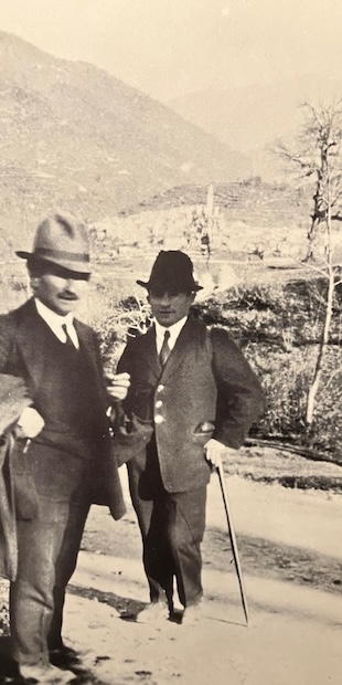 Scrittori Ticinesi - Jahresthema 2026, Francesco Chiesa (li) und Giuseppe Zoppi (re) unterwegs im Muggiotal.

Foto aus: Giuseppe Zoppi. "Mein Tessin".&nbsp;Deutsche &Uuml;bersetzung von Josy Priems. 2. Auflage 1969, Pedrazzini Editore, Locarno. Das italienischsprachige Original erschien 1939 unter dem Titel: "Presento il mio Ticino".