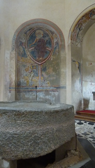 Riva San Vitale, Im Innern des Baptisteriums sind Fresken aus der Zeit um 1270 erhalten, die ein lombardischer Künstler malte., Foto: Bernhard Graf