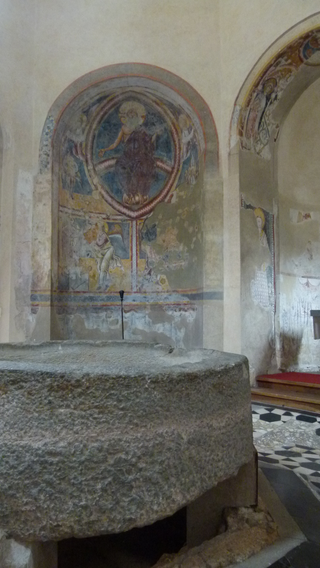6826 Riva San Vitale, Im Innern des Baptisteriums sind Fresken aus der Zeit um 1270 erhalten, die ein lombardischer Künstler malte., Foto: Bernhard Graf