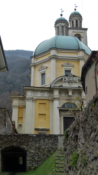 Riva San Vitale, Die 1582-91 erbaute Kirche Sta. Croce ist eine private Stiftung der Familie Della Croce.