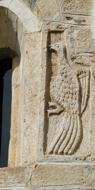 6716 Leontica, Vogel an der Aussenseite der grossen Apsis, Foto Bernhard Graf